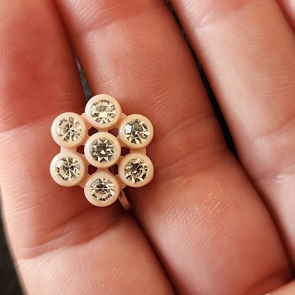 VTG Screw-Back Cluster Earrings - Picture 4 of 6